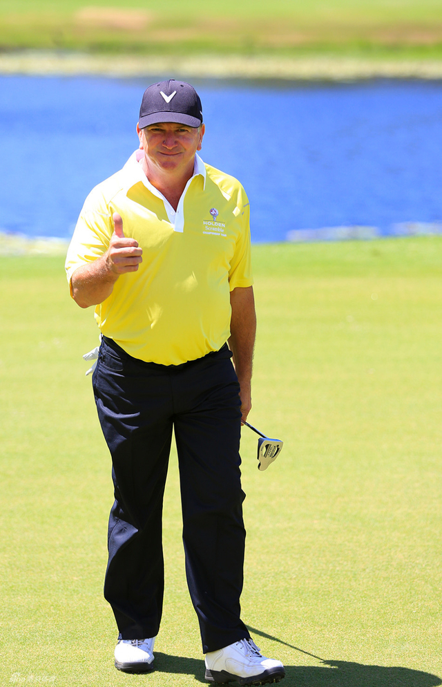 加里先生竖起大拇指