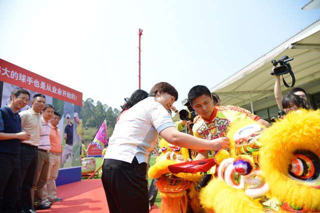 杨晓为金狮点睛