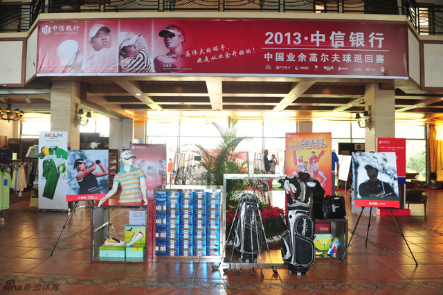 业巡赛指定用球及奖品展示