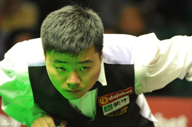 丁俊晖仔细观察