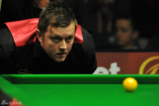 艾伦观察一丝不苟