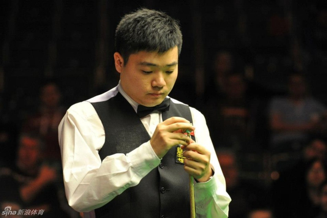 丁俊晖擦拭杆头