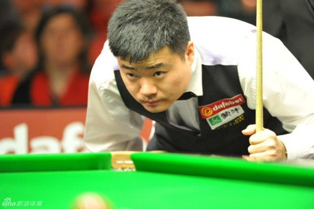 仔细观察台面形势