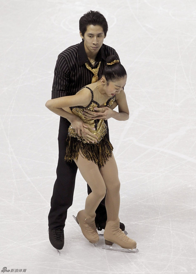 韩聪扶着女伴离场