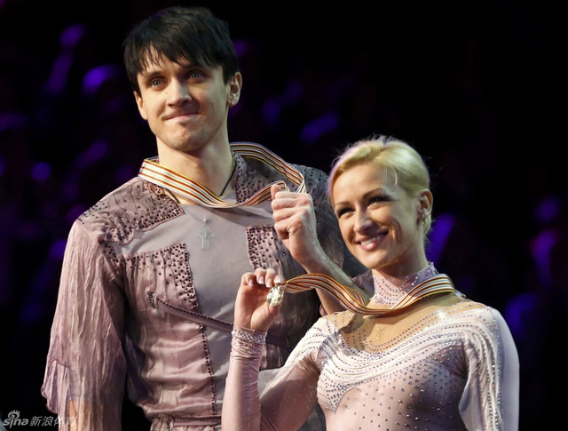 沃洛佐扎和特兰科夫展示金牌