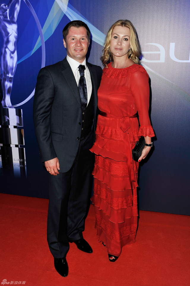 涅莫夫携美女嘉宾红毯秀