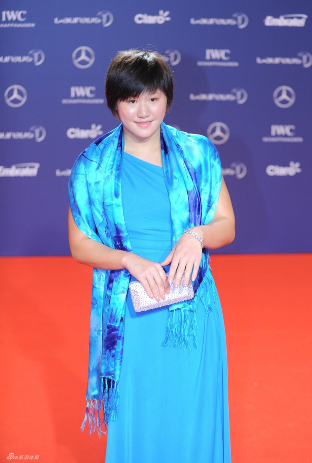 叶诗文礼服亮相