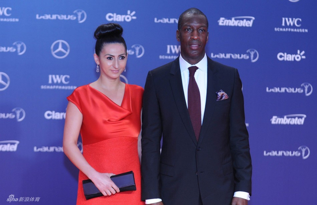 前美国短跑名将约翰逊（右）