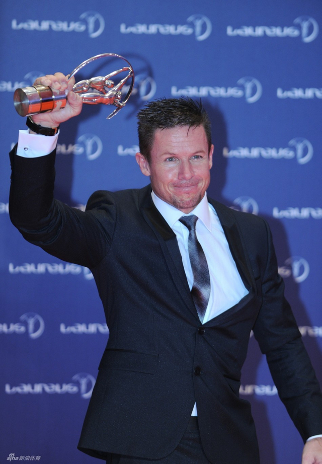 鲍姆加特纳手举奖杯