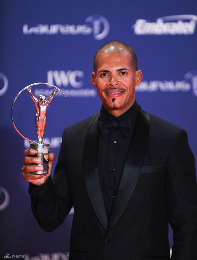 桑切斯手举奖杯