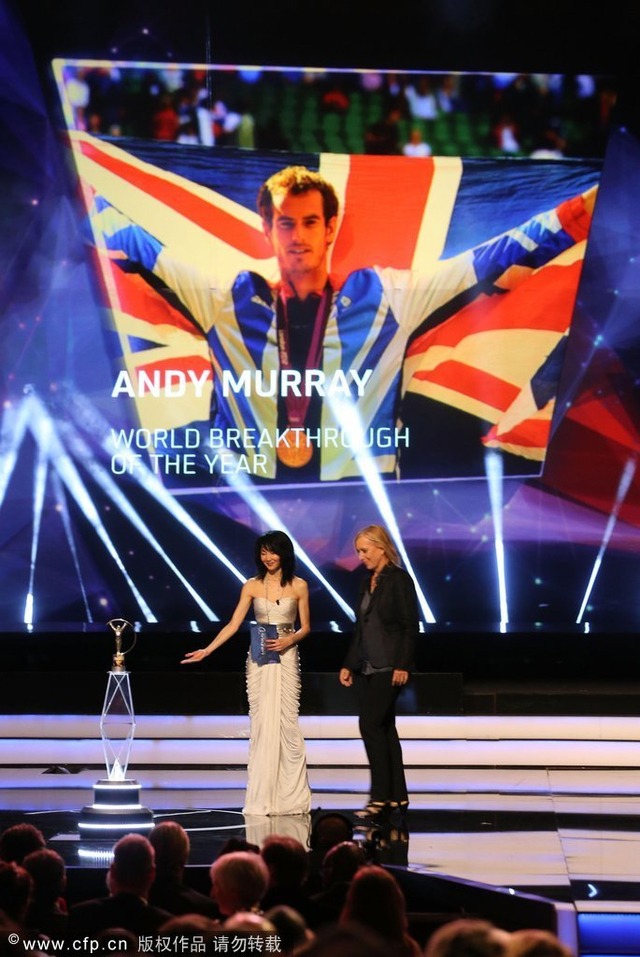 张曼玉担任嘉宾为穆雷颁奖