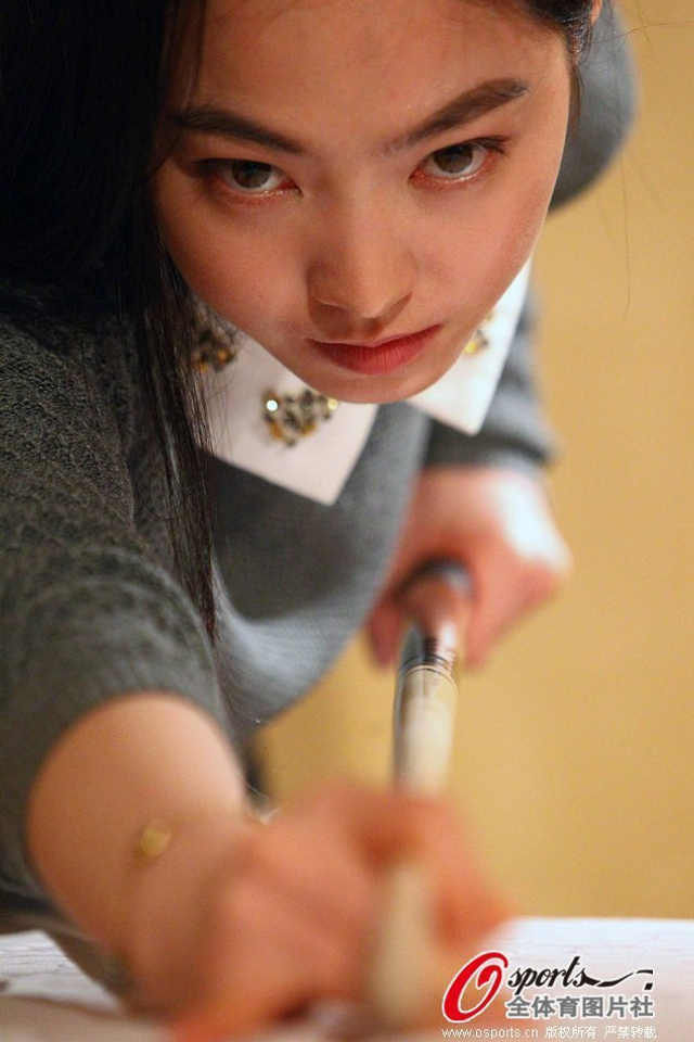 车侑蓝英气逼人