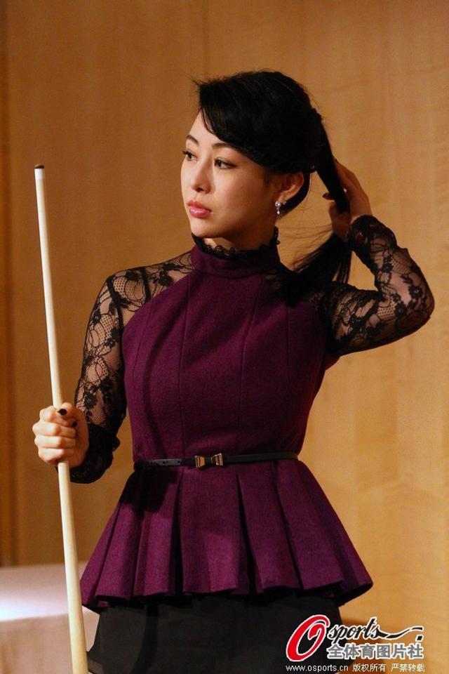 潘晓婷手拂秀发