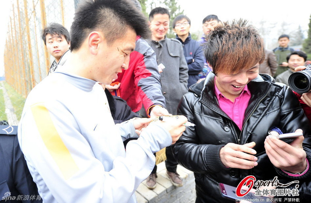 杨旭为球迷签名