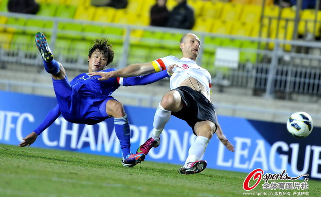 拼抢中双双倒地