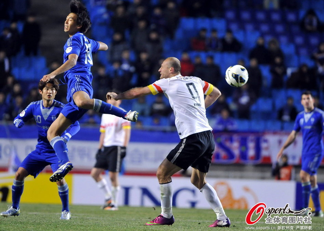 水原队员飞身顶球