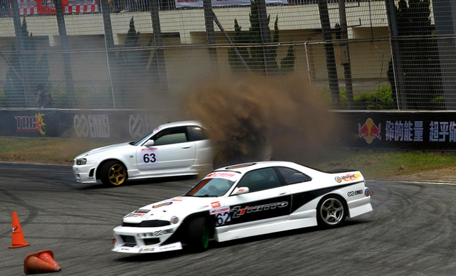 车手在红牛飘移追逐战中