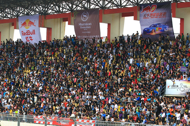 大看台人头涌涌