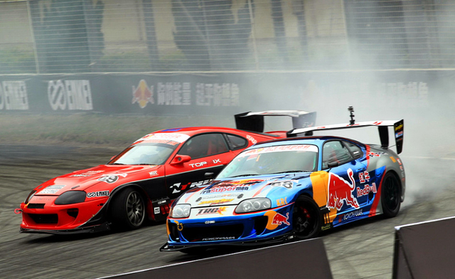 红牛飘移追逐战双车贴身追逐