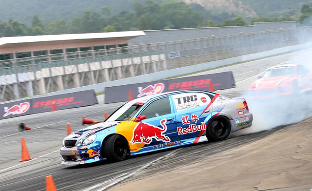 日本女车手石川纱织在红牛飘移追逐战中