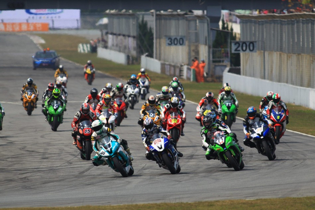 ZIC超级摩托车赛-群车过弯