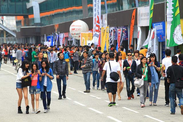 现场观众参观维修站