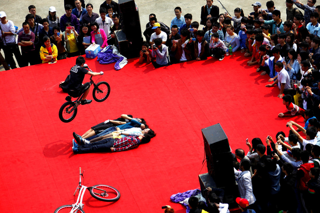 惊险的单车表演