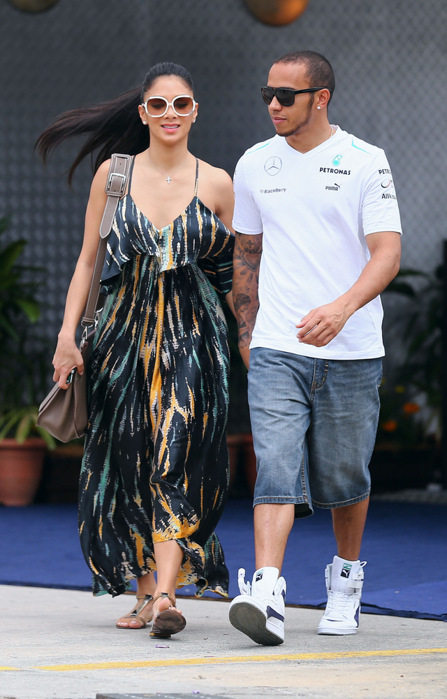 汉密尔顿与女友小野猫入场