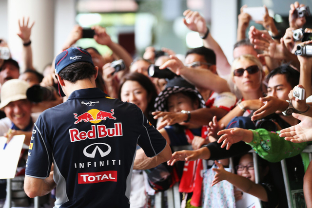 韦伯给车迷签名