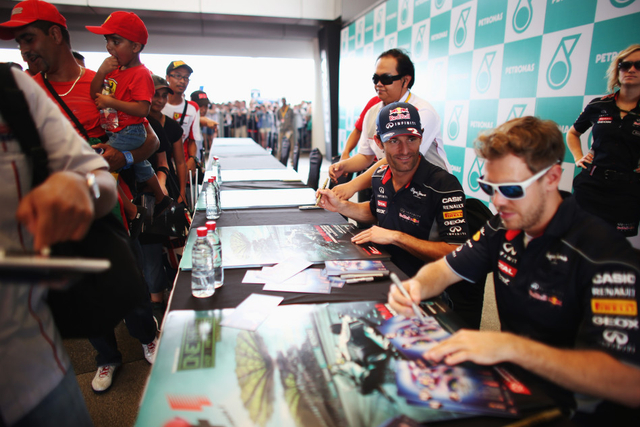 红牛双雄给马来车迷签名