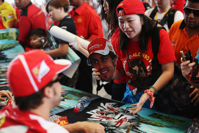 阿隆索给女车迷签名