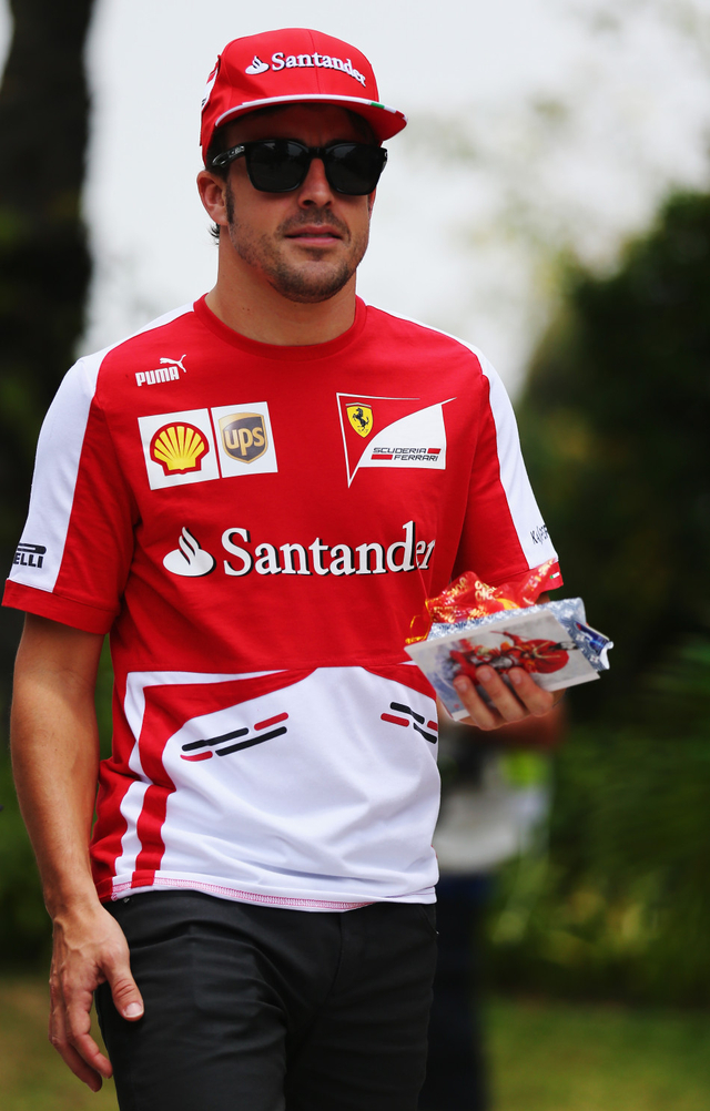 阿隆索拿到车迷礼物