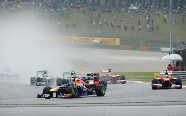 维泰尔率先通过首弯