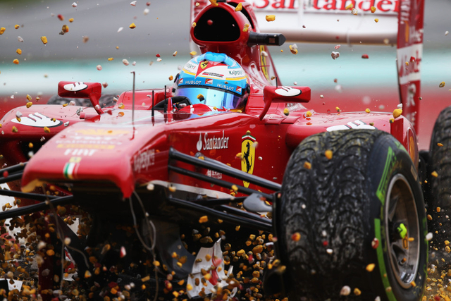 阿隆索冲出赛道瞬间