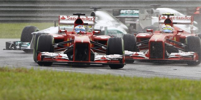 阿隆索马萨通过首个弯道