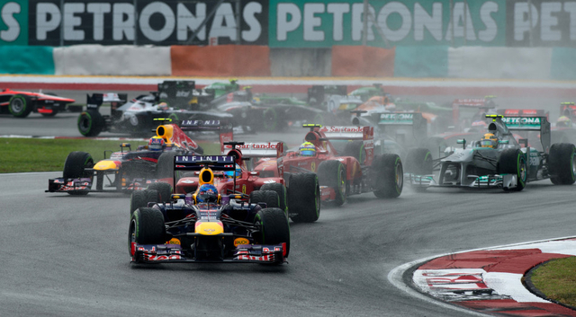 维泰尔率先通过首个弯道