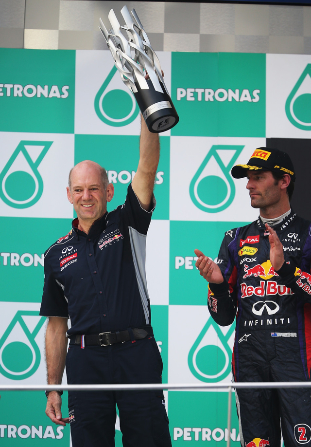 纽维领取车队冠军奖杯