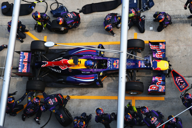 红牛车队维泰尔进站