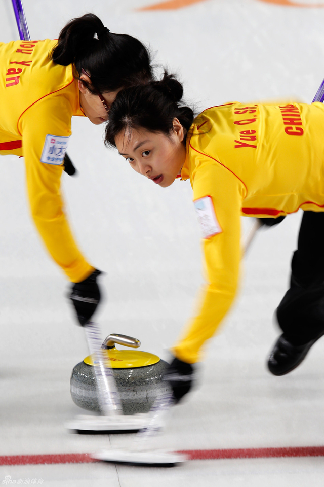 岳清爽目光坚毅