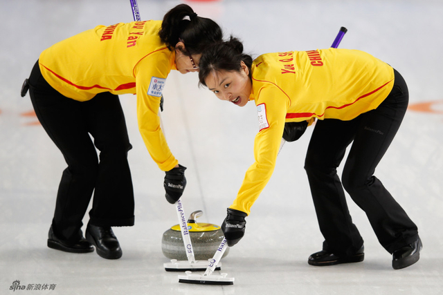 姑娘们努力刷冰