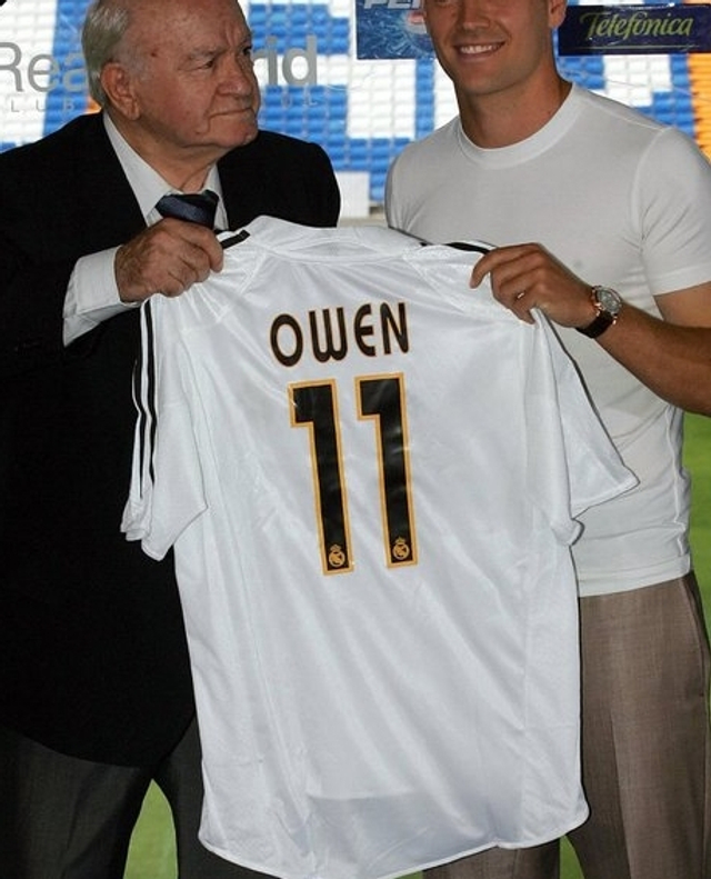 欧文接过皇马11号球衣