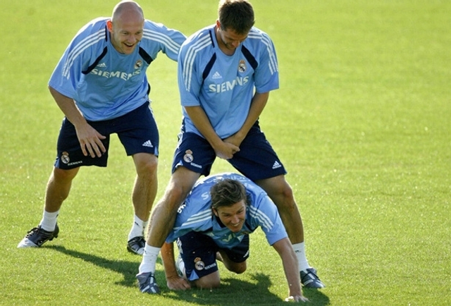 训练中和一同转投皇马的小贝嬉闹