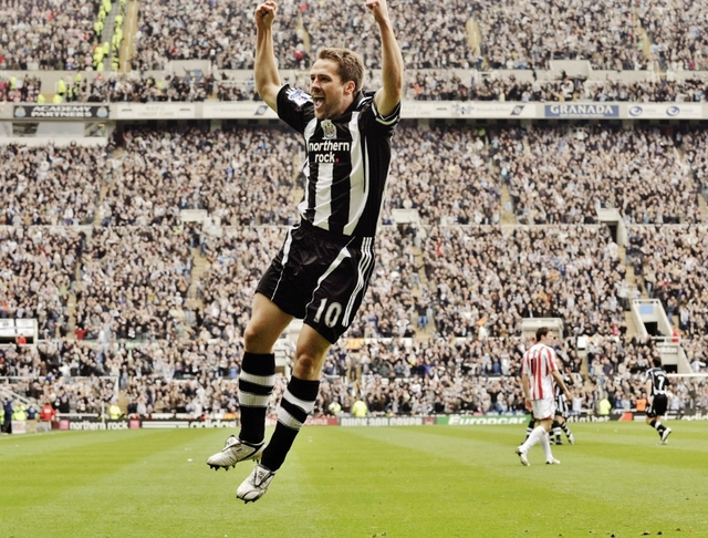 为球队的胜利振臂高呼