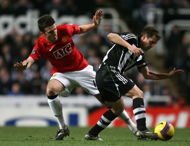 代表纽卡与曼联对抗