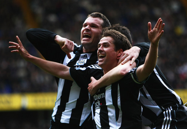 欧文和维杜卡庆祝进球