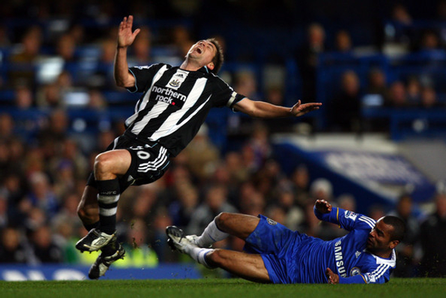 与切尔西对战时被阿-科尔铲倒