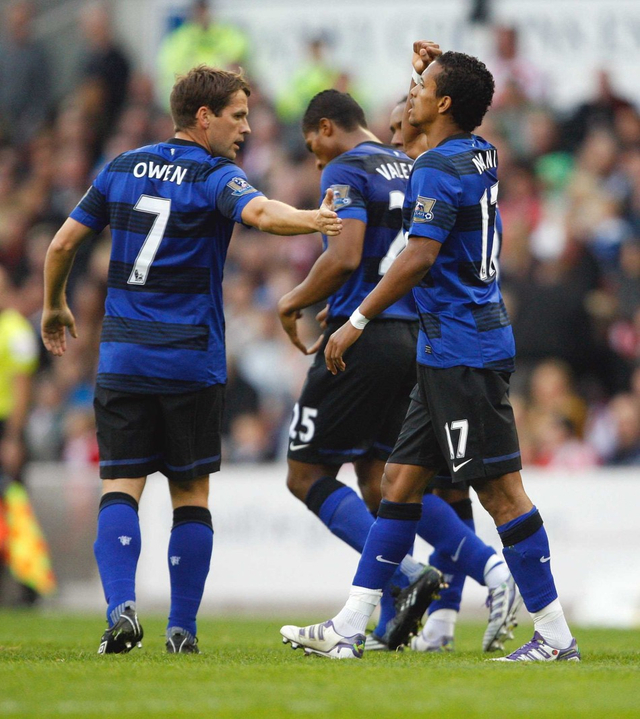 与队友庆祝进球