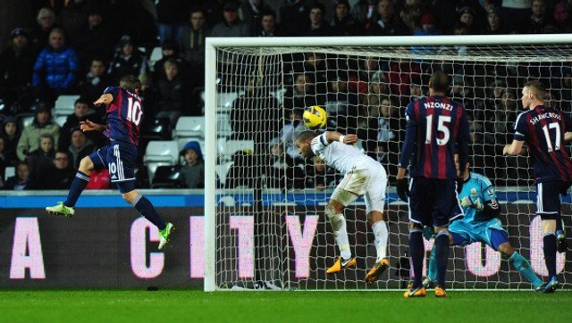 为斯托克城攻入一粒精彩的头球