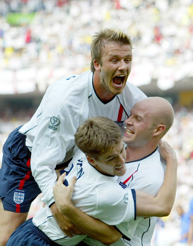 与小贝庆祝进球