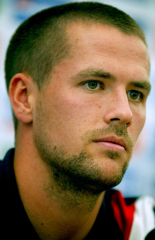 出席国家队发布会时的坚毅眼神